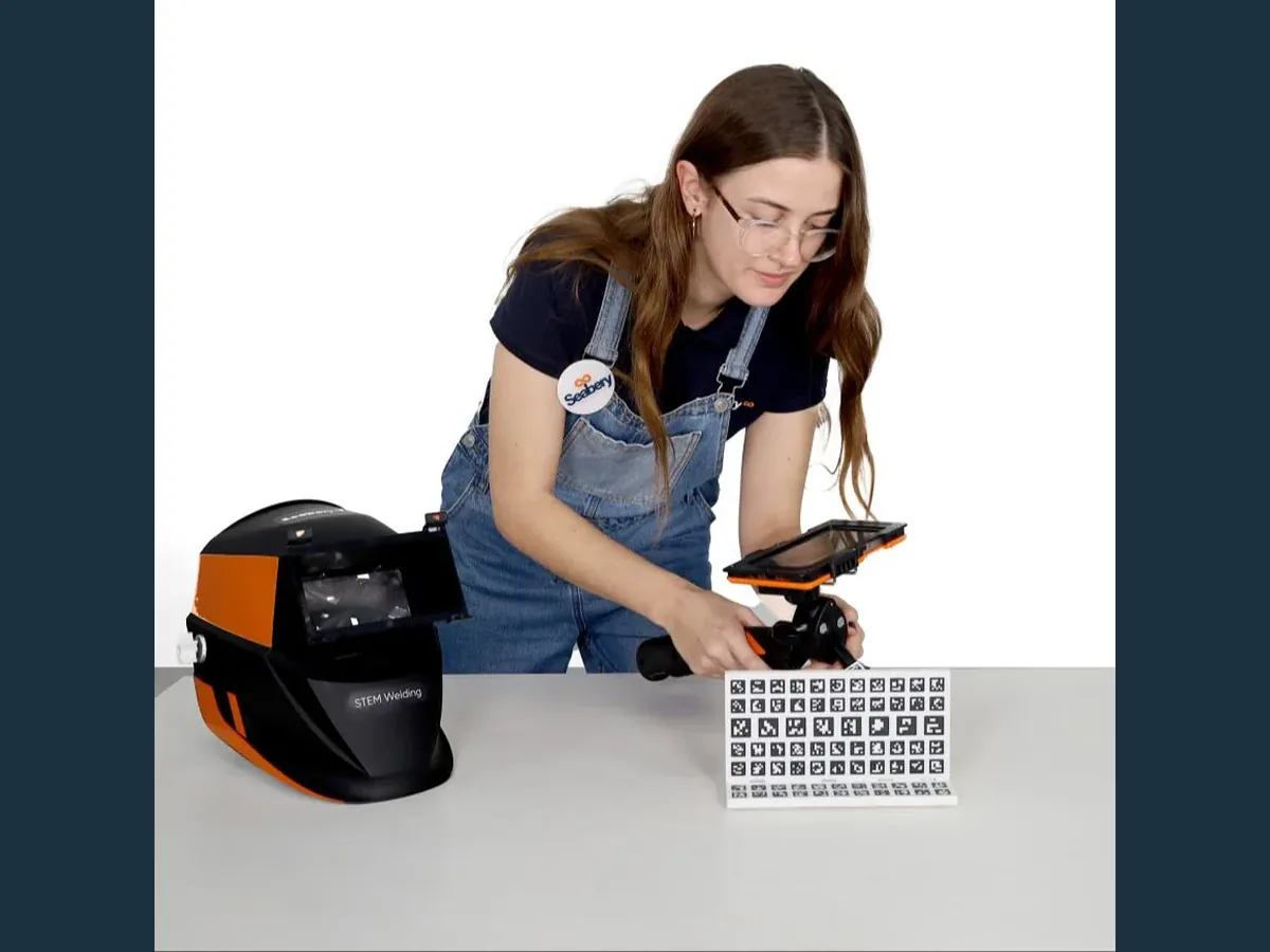 Estudiante usando el equipo introductorio STEM Welding
